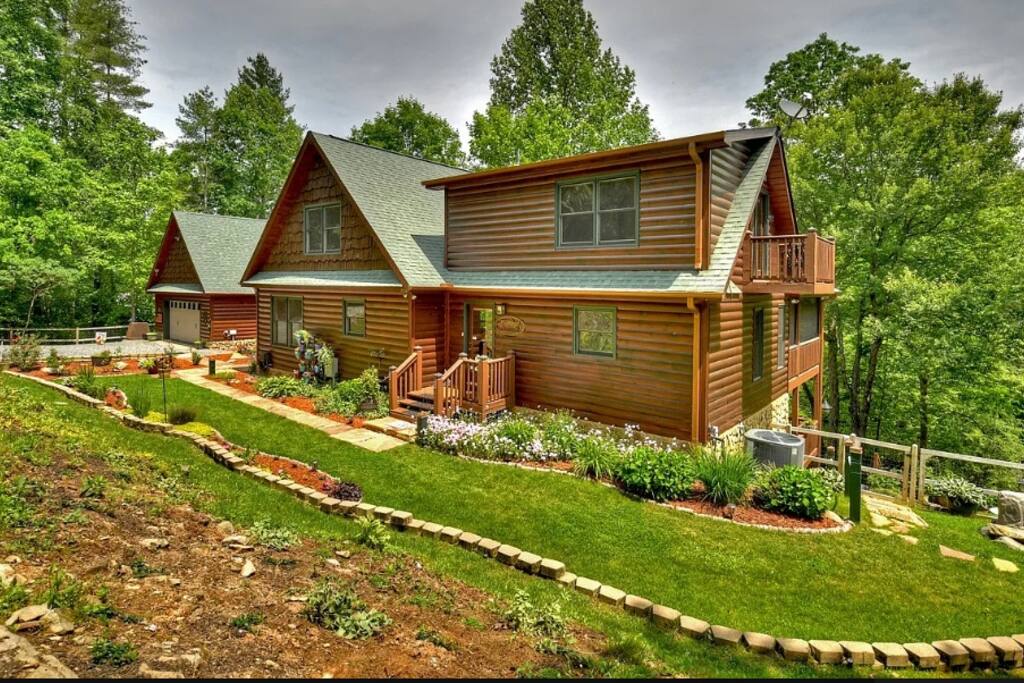 creekfront-cabin-fishinghot-tubfenced-yard-dogs/