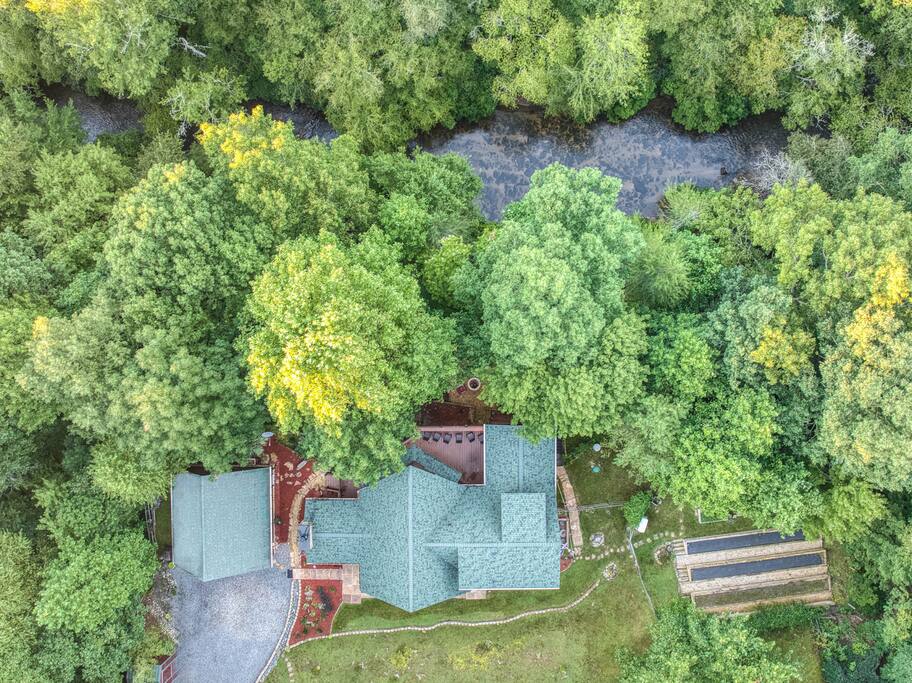 Creekfront cabin- Fishing/Hot Tub/Fenced yard dogs