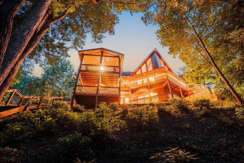 creekfront-cabin-fishinghot-tubfenced-yard-dogs/