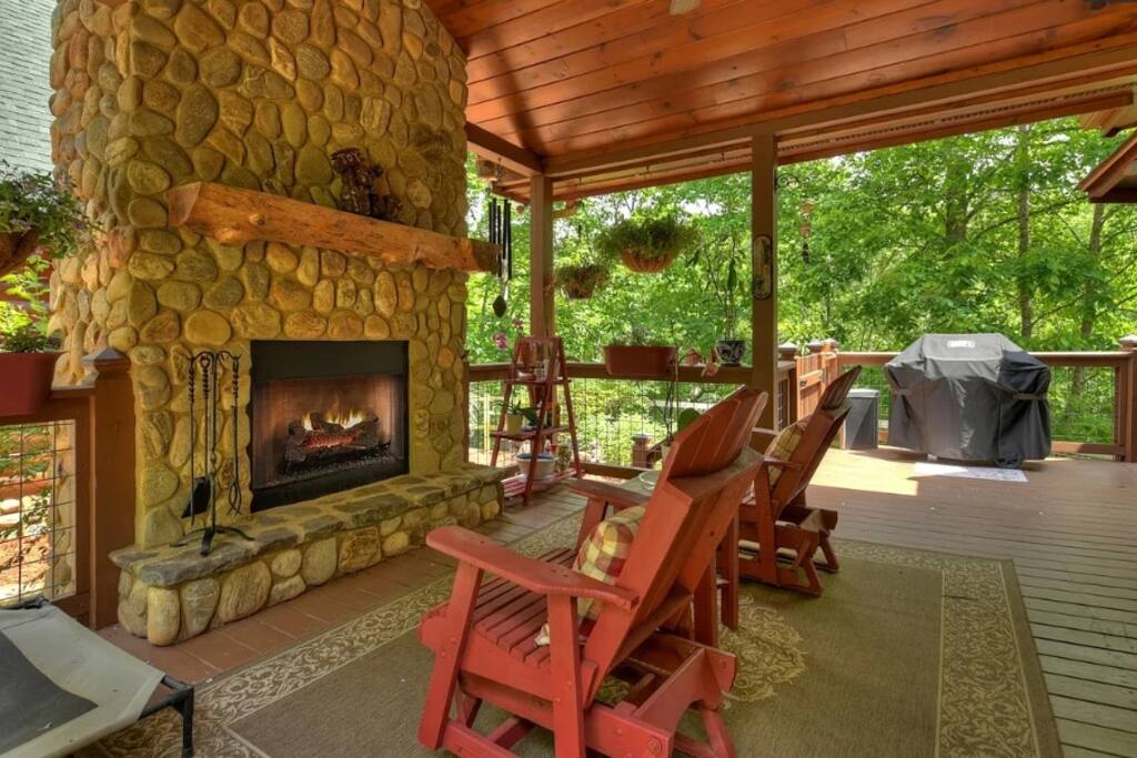 creekfront-cabin-fishinghot-tubfenced-yard-dogs/