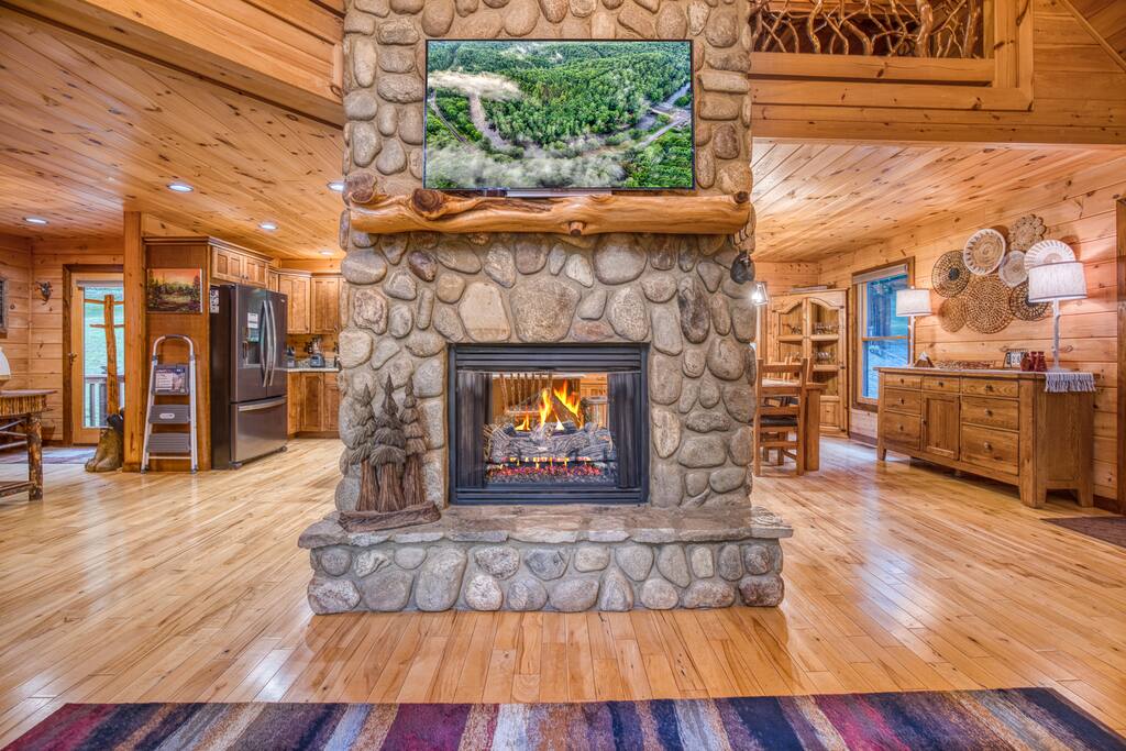 creekfront-cabin-fishinghot-tubfenced-yard-dogs/