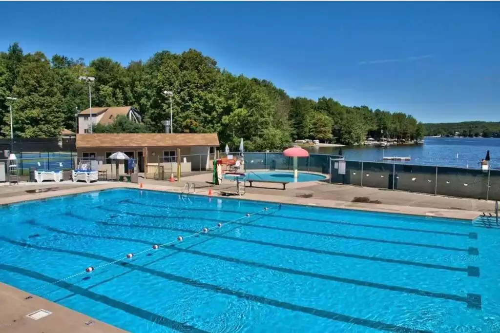 Lark Lodge - Poconos chalet near lake, pool, ski - Lake Ariel