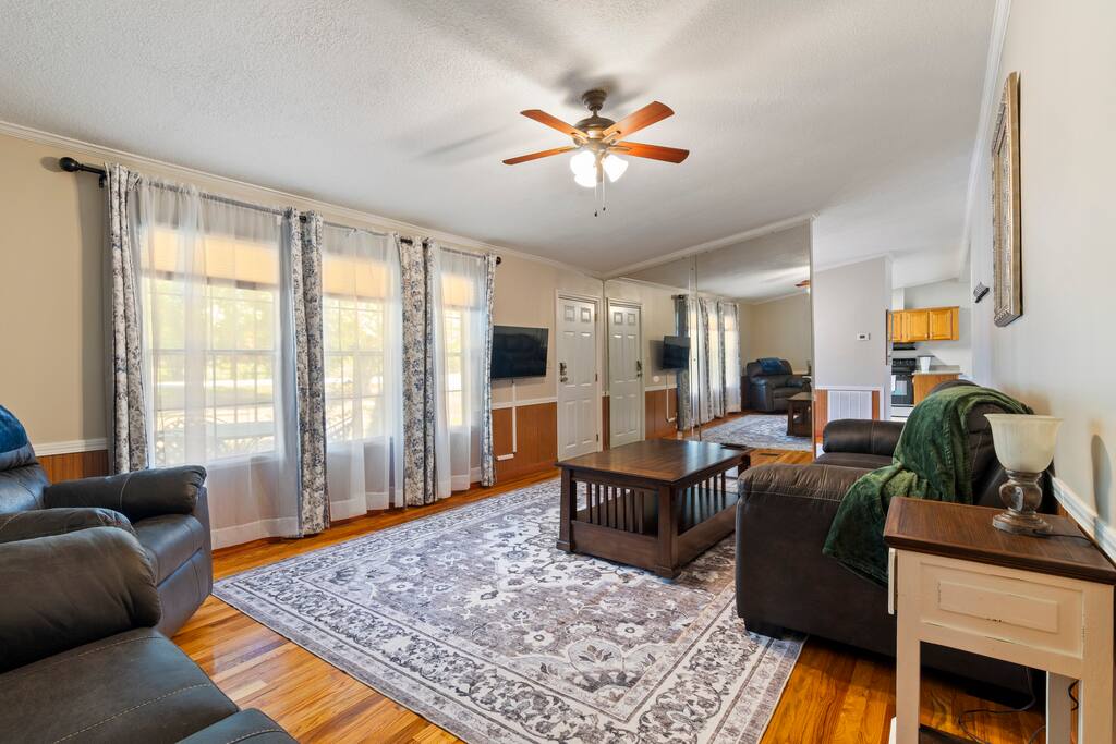 cloudland-canyon-or-dogs-or-fishing-pond-or-firepit/