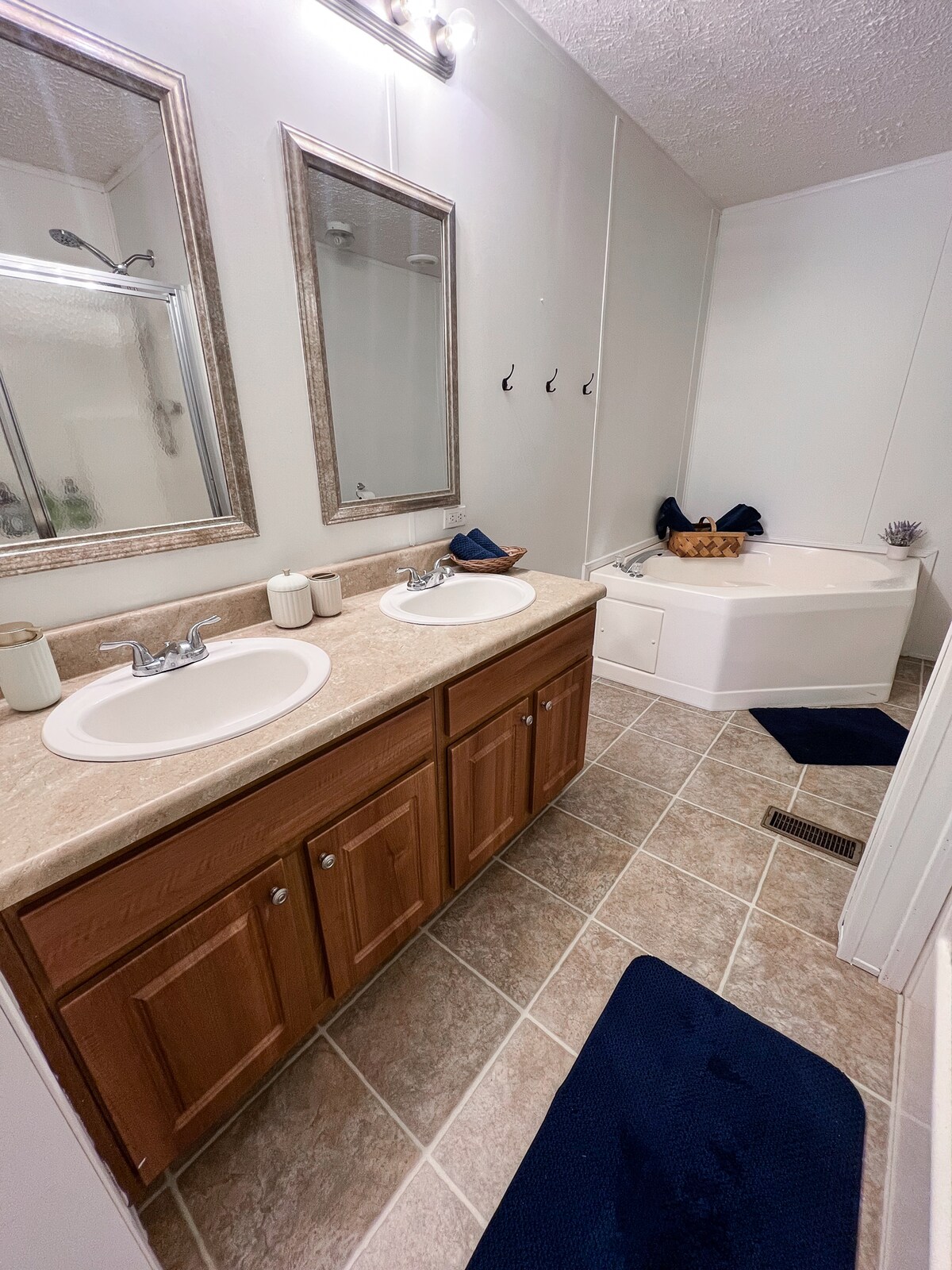 lakefront-home-w-deep-water-dock-20-min-to-clemson/