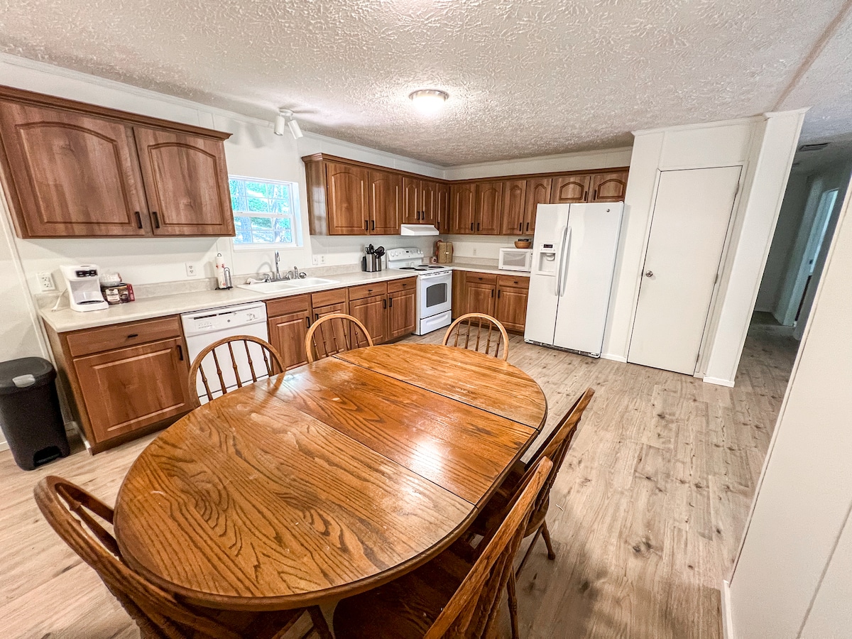 lakefront-home-w-deep-water-dock-20-min-to-clemson/