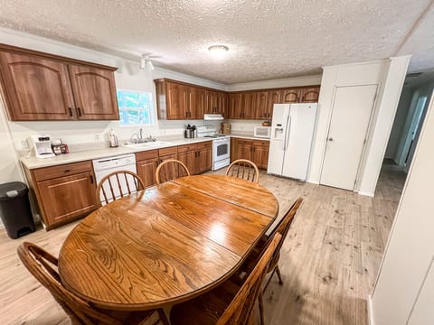 Lakefront Home w/Deep Water Dock 20 min to Clemson image 5