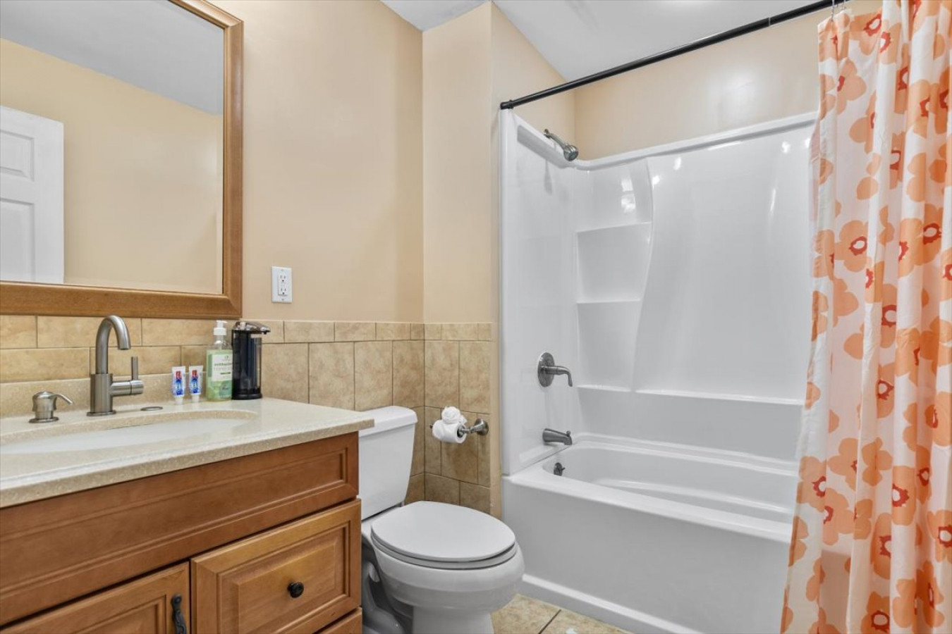 cozy-yale-retreat-steps-to-city's-vibrant-pulse/