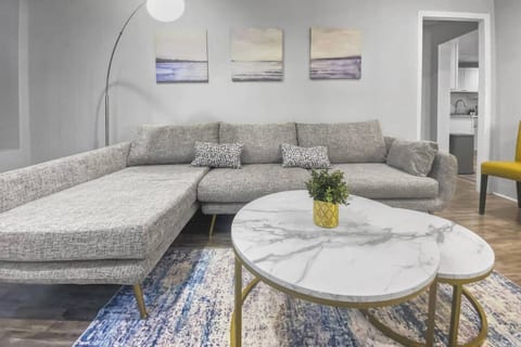 Bright 2BR Apartment in Stamford