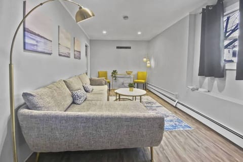 Bright 2BR Apartment in Stamford