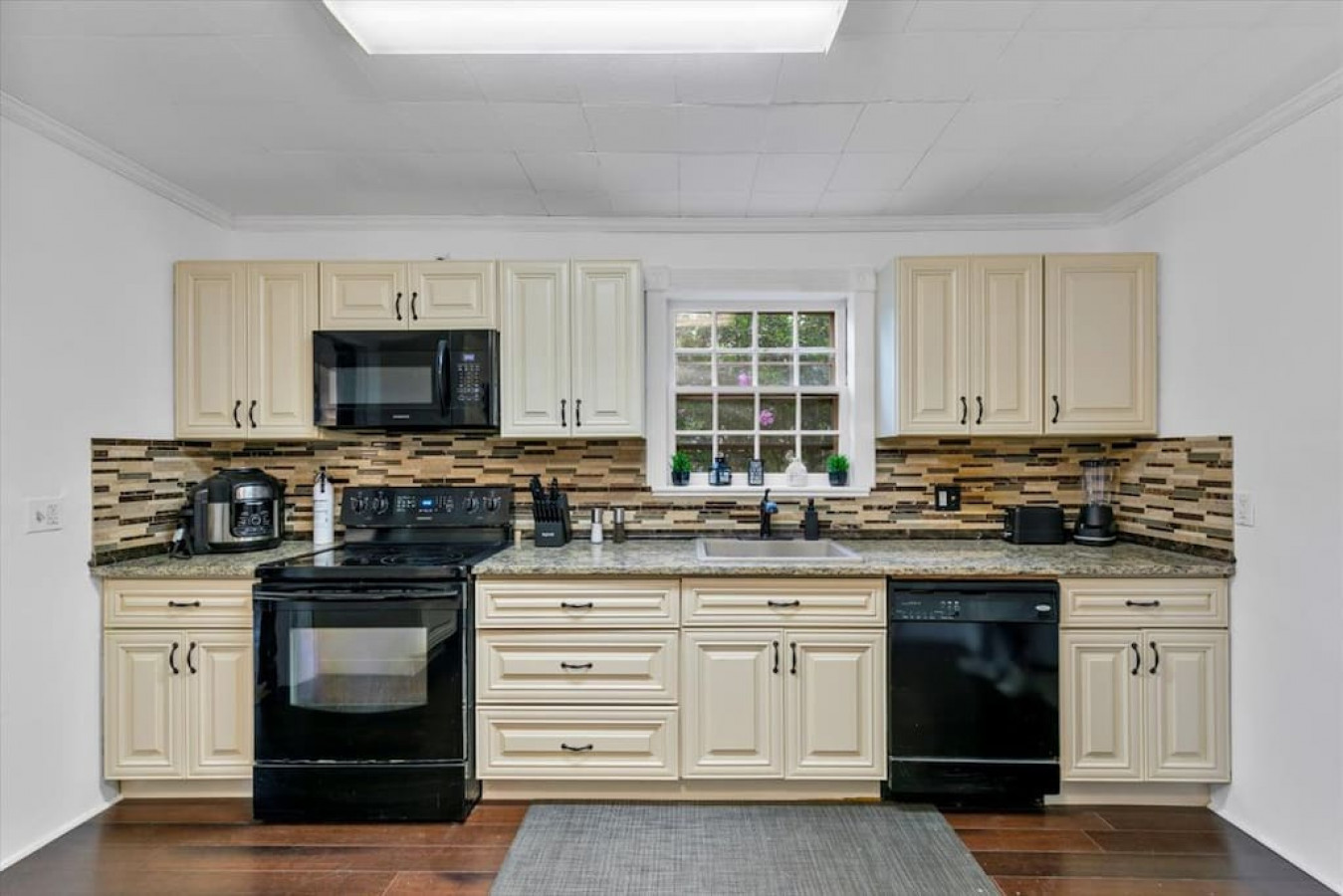 quintessential-cozy-haven-brooklawn-beauty/