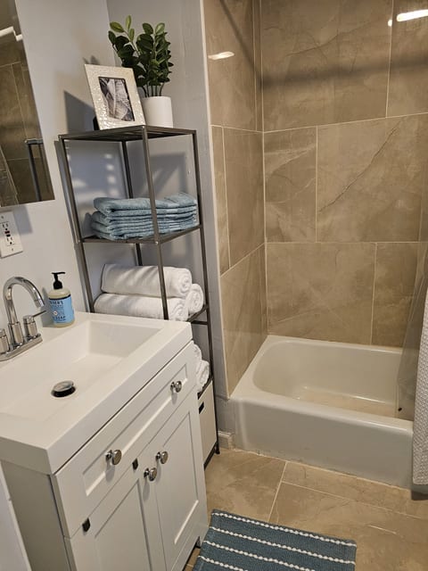 Private Room I Near Yale Bridgeport I 30 Day Stay