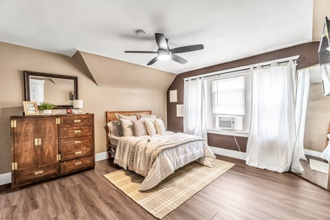 Private Room / Near Yale Bridgeport / 30+ Day Stay