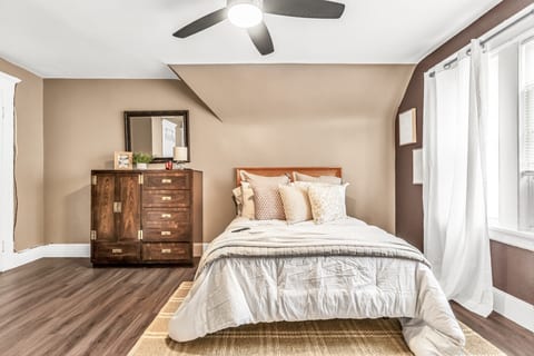 Private Room / Near Yale Bridgeport / 30+ Day Stay
