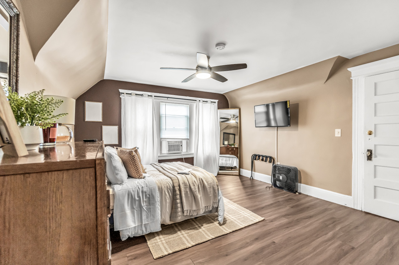 tranquil-bedroom-near-yale-bridgeport-hospital/