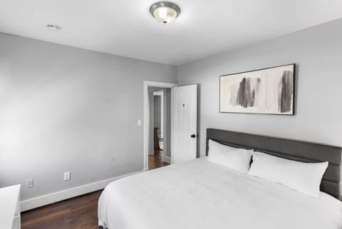 Cozy Bedroom next to SCSU and Yale