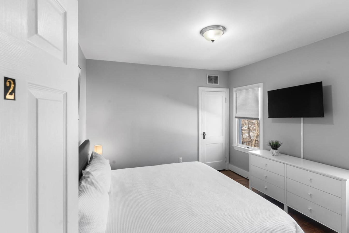 Cozy Bedroom next to SCSU and Yale