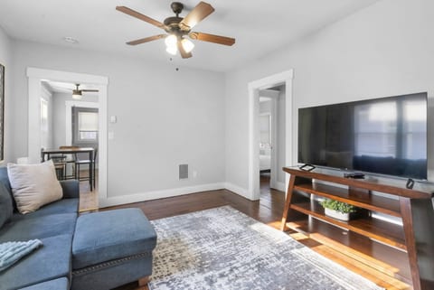 Cozy Bedroom next to SCSU and Yale