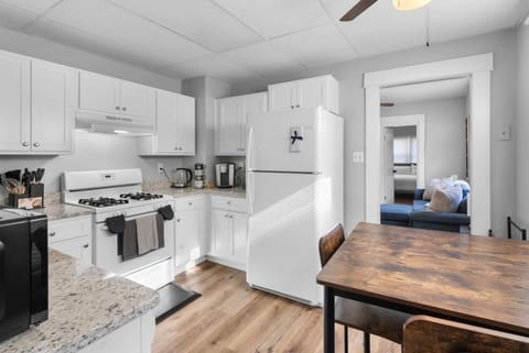 Cozy Bedroom next to SCSU and Yale