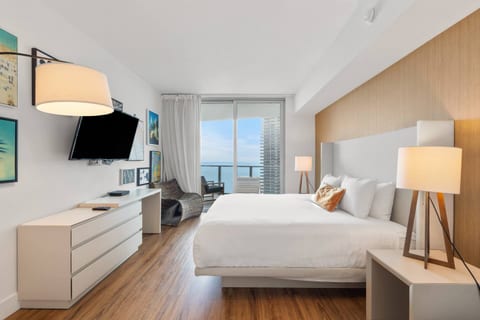 Luxury Miami Retreat with Ocean View 𝙗𝙮 𝙎𝙏𝘼𝙔-𝙏𝙊𝘿𝘼𝙔 | Lyfe Resort