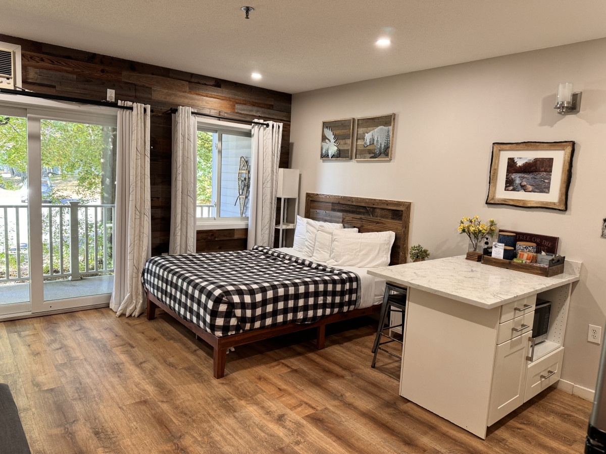 a105-stylish-loon-mountain-studio-apt-wpool-and-hot-tub/