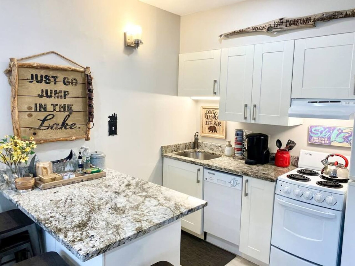 a113-relaxing-resort-getaway-wpool-and-hottub-studio-apt/