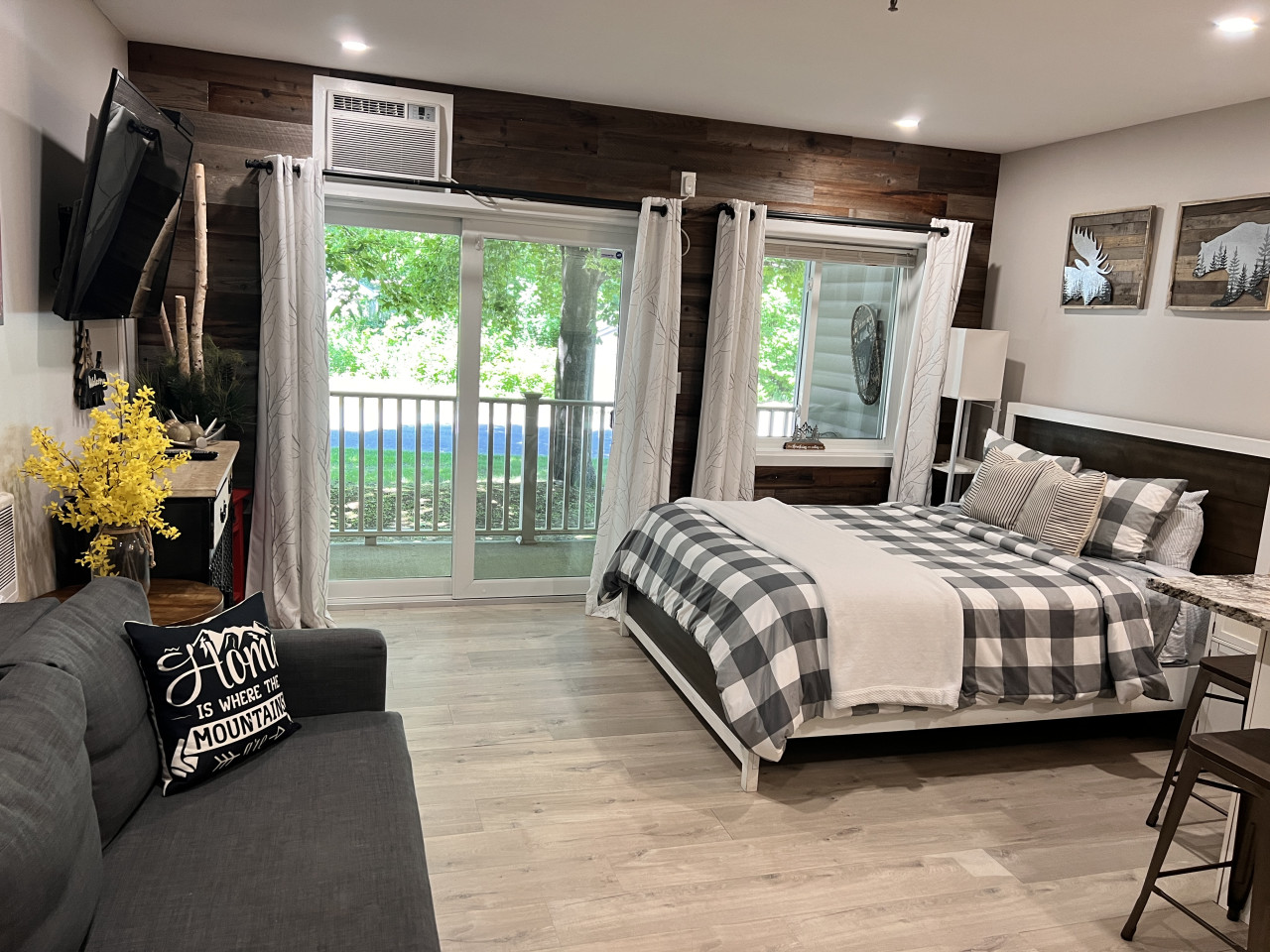 a113-relaxing-resort-getaway-wpool-and-hottub-studio-apt/