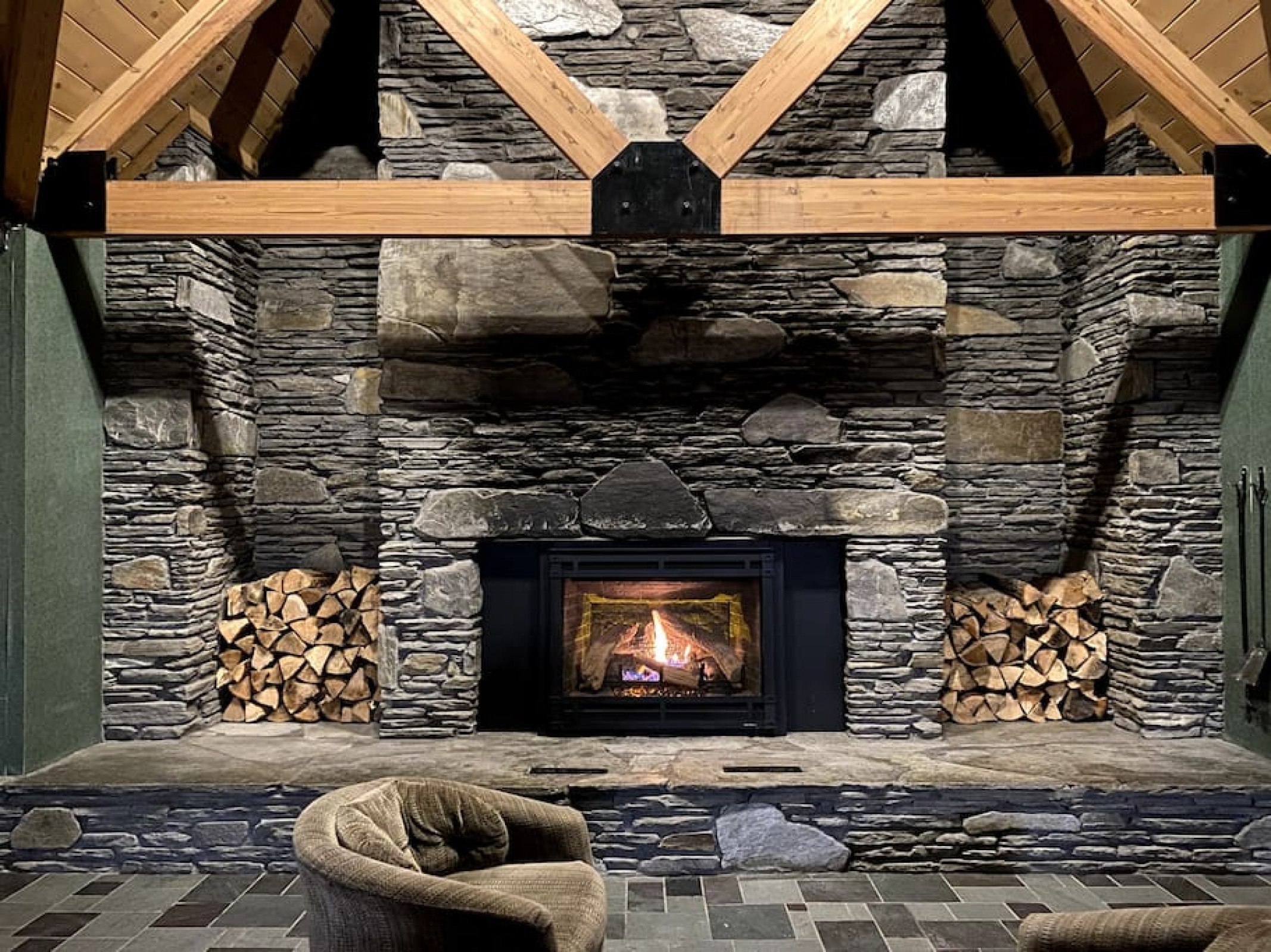 h2-hotel-style-resort-with-pools-hot-tub-game-room/