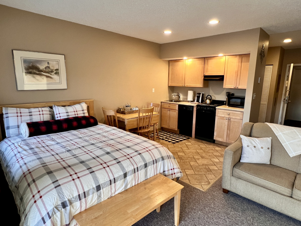 D114 · Lovely Studio apt. Beautiful River & Loon Mtn view