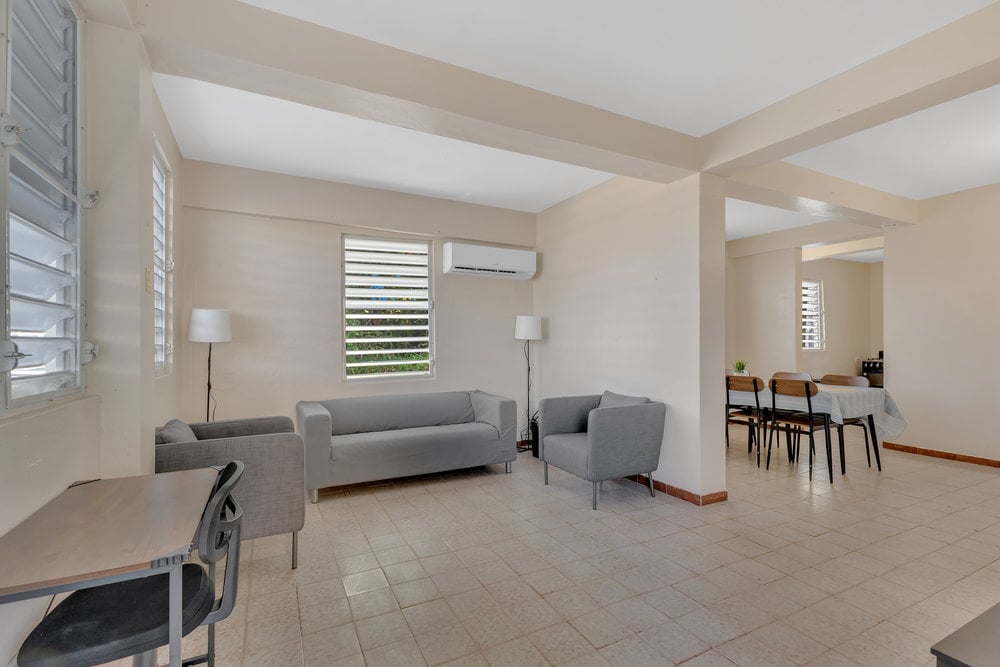 ac-roomy-3br-w-full-kitchen-and-riverfront/