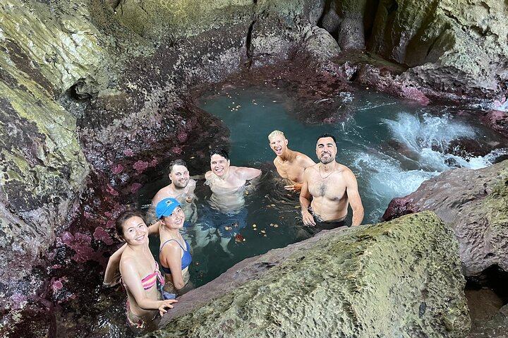 A/C, Roomy 3BR w/ Full Kitchen & Riverfront - Arecibo