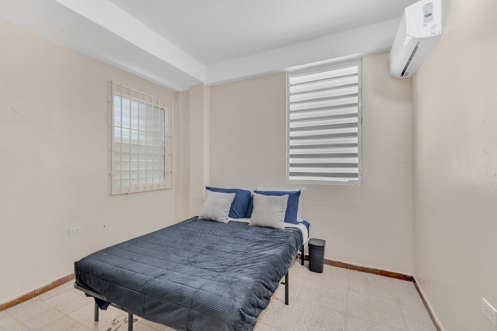 ac-roomy-3br-w-full-kitchen-and-riverfront/