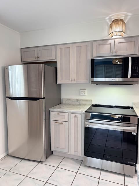 Coastal Dreams - Fully Equipped Kitchen
Modern kitchen with PFAS-free cookware and stainless steel appliances.