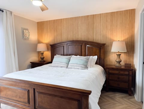 Coastal Dreams - King Primary Bedroom
Spacious primary bedroom with comfortable King bed & cable TV and dedicated workspace.
