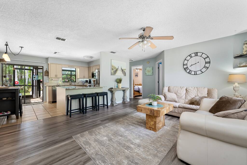 Open space living room & kitchen : perfect for family entertainment