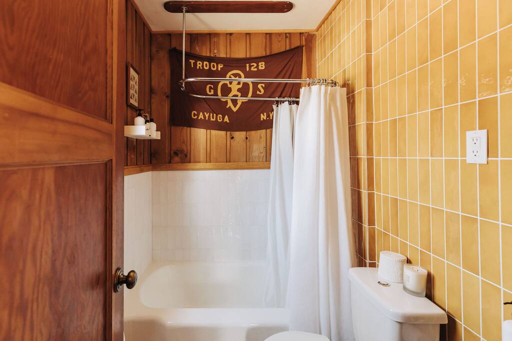 hot-tub-*-fenced-yard-*-fire-pit-*-walk-to-lake/