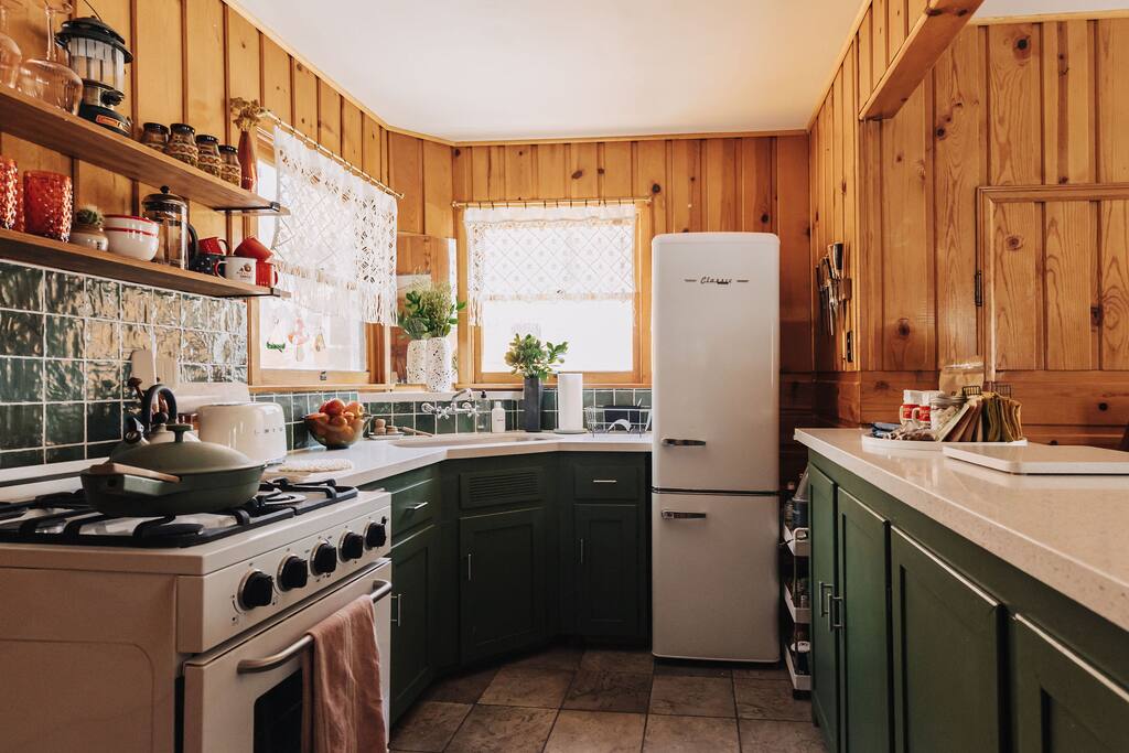 hot-tub-*-fenced-yard-*-fire-pit-*-walk-to-lake/