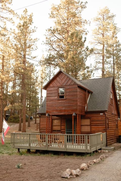 Hot Tub • Fenced Yard • Fire Pit • Walk To Lake