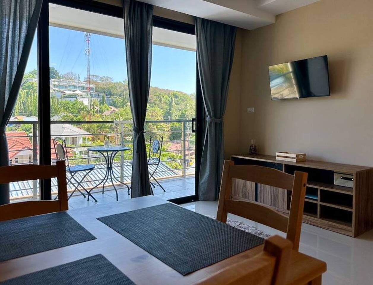 Lyn Rawai | Bright Mountain View 1BR near Ya Nui RW218