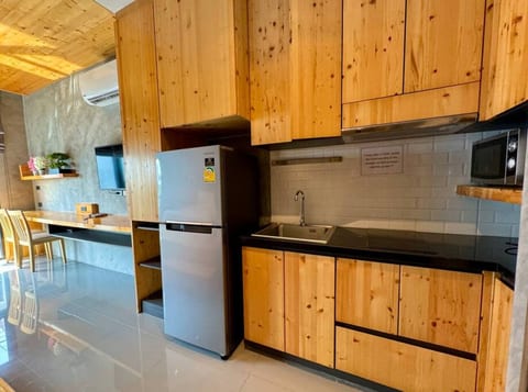 Niran NaiHarn | Serene Island Studio Retreat NH349