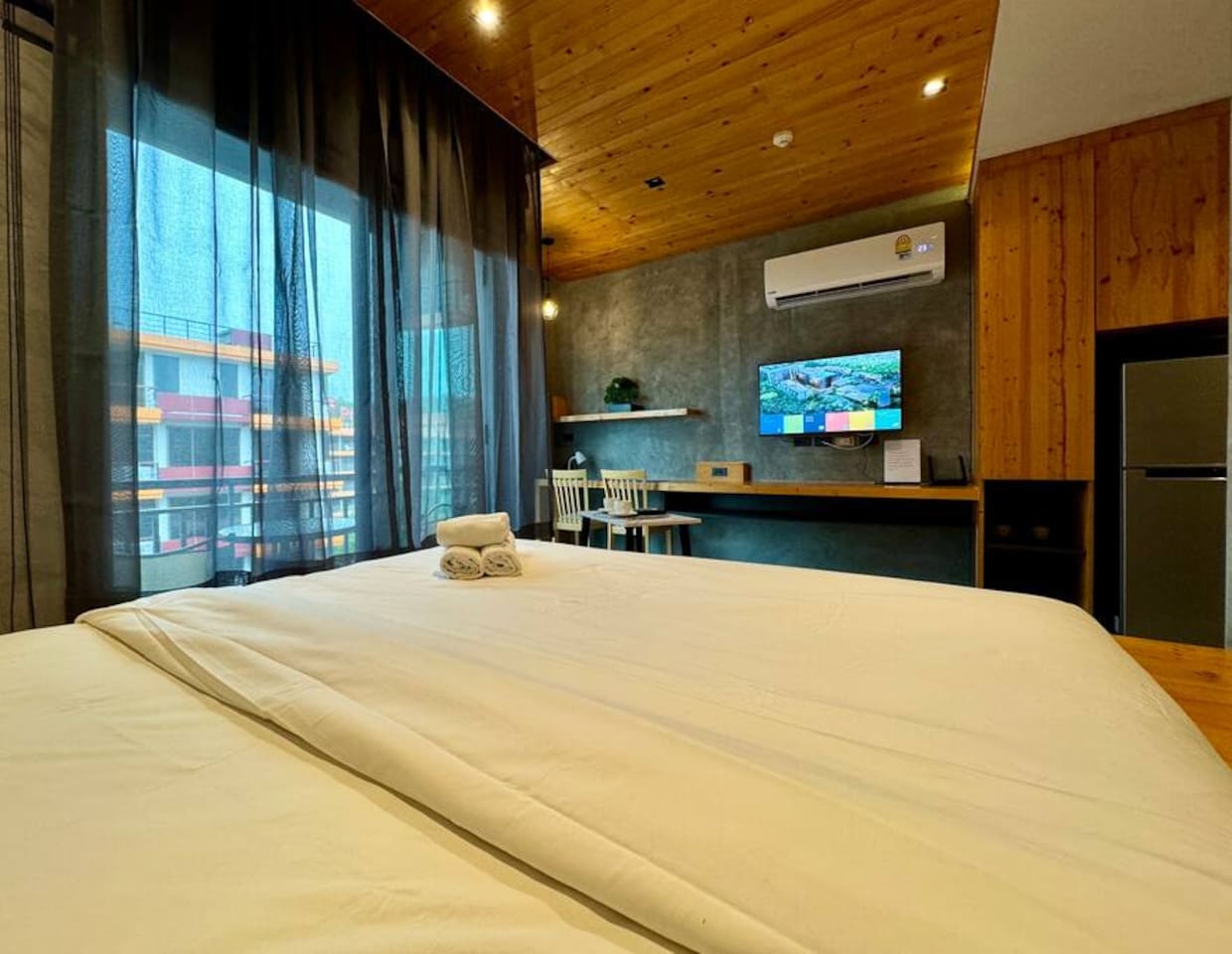 Mira Naiharn | Minimalist Design & Mountain View NH378