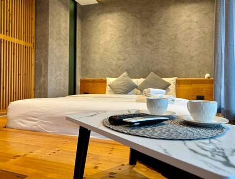 Mira Naiharn | Minimalist Design & Mountain View NH378