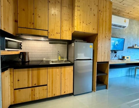 Taya NaiHarn | Scenic View | Modern Studio, Relife NH380