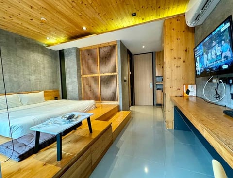 Taya NaiHarn | Scenic View | Modern Studio, Relife NH380