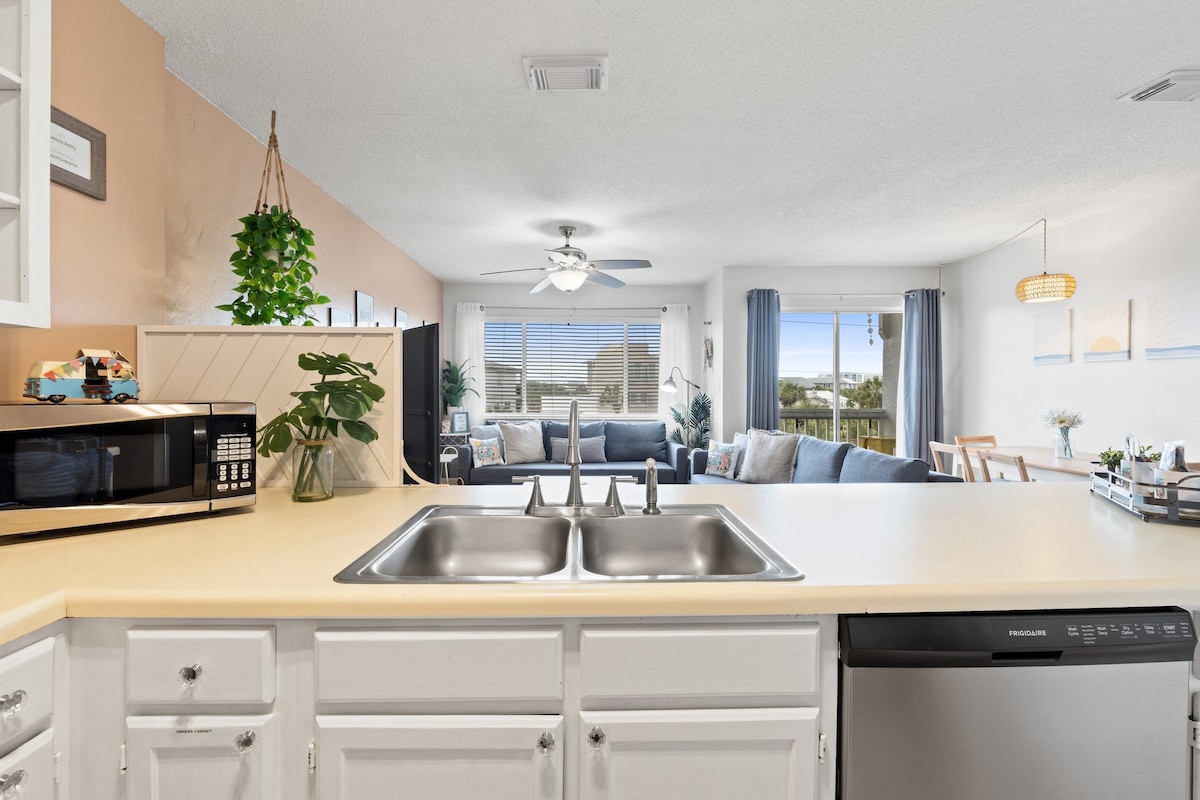Fully Equipped Kitchen with Additional Seating