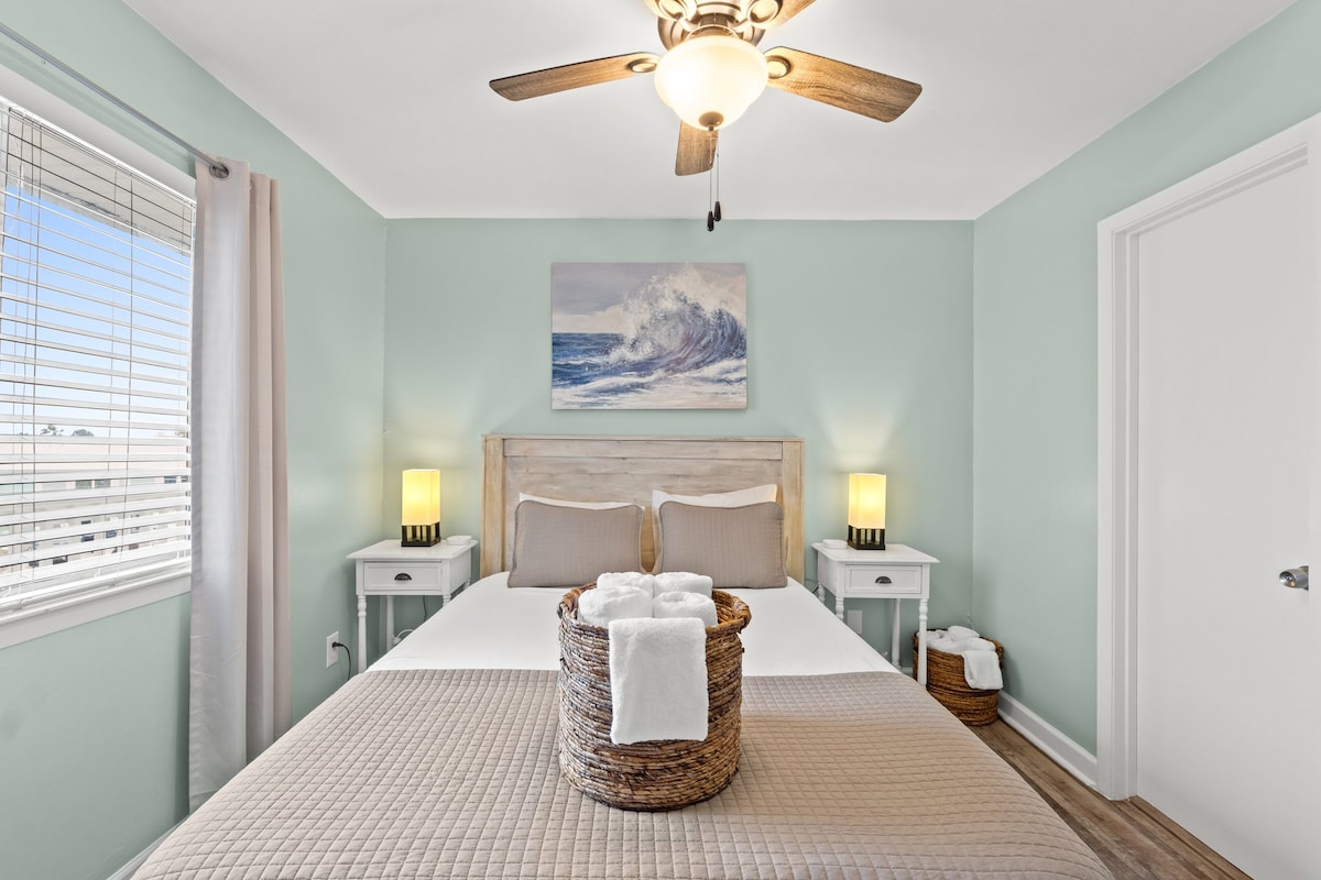 Master Bedroom - Queen Bed - Smart TV - Bathroom Attached - Linens Provided