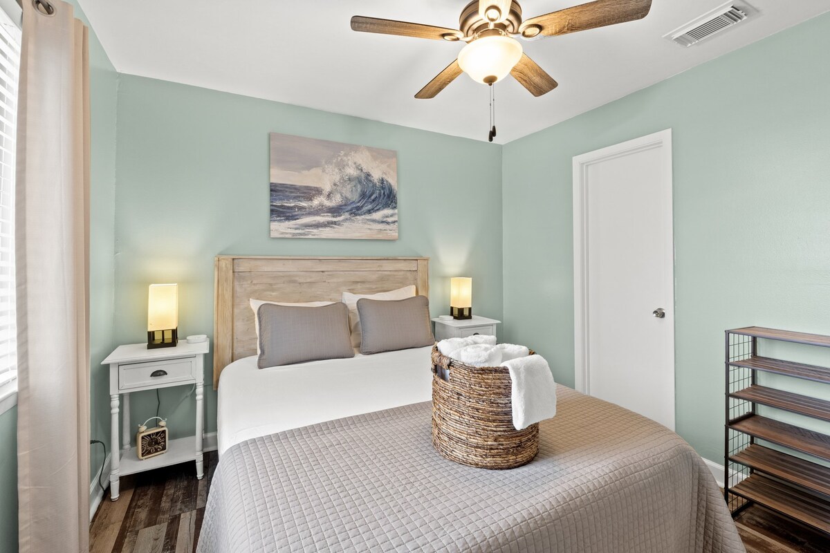 Master Bedroom - Queen Bed - Smart TV - Bathroom Attached - Linens Provided