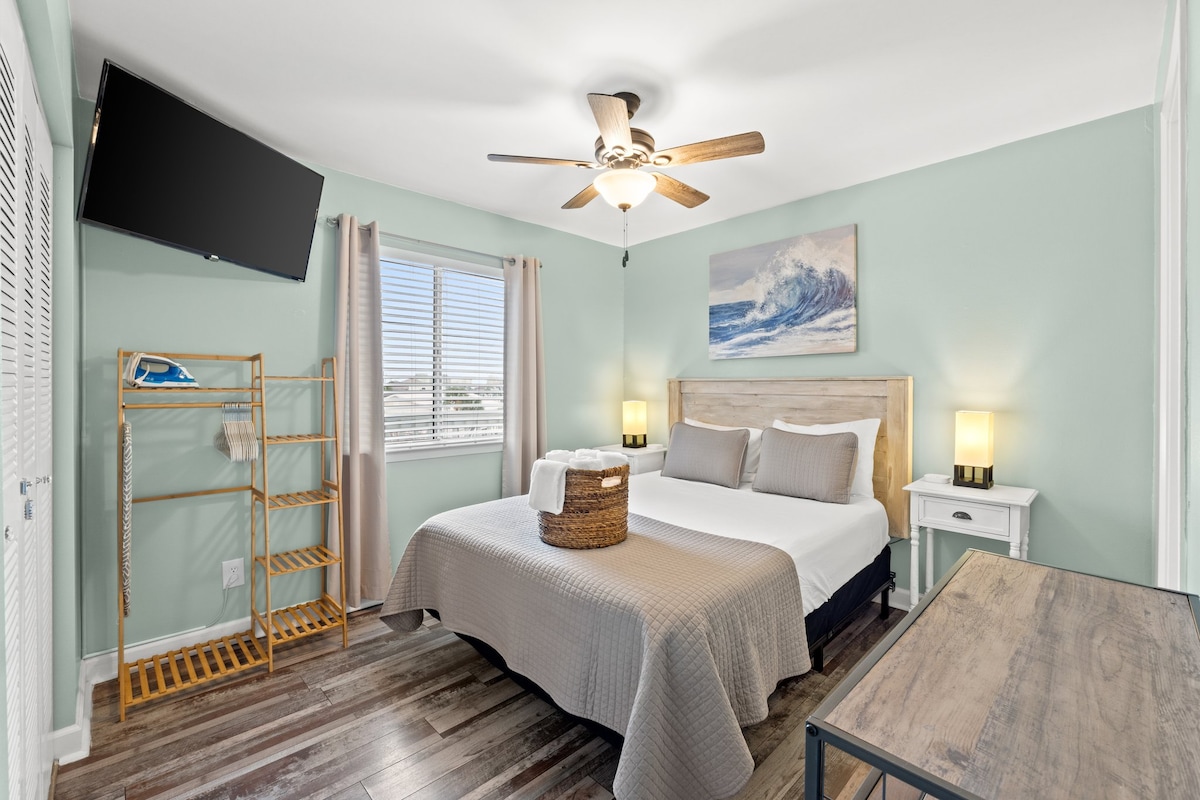 Wake up to natural light and enjoy a mounted smart TV for laid-back evenings. 3 Beaches + 2 Free Bikes - Stay at Always Salty!