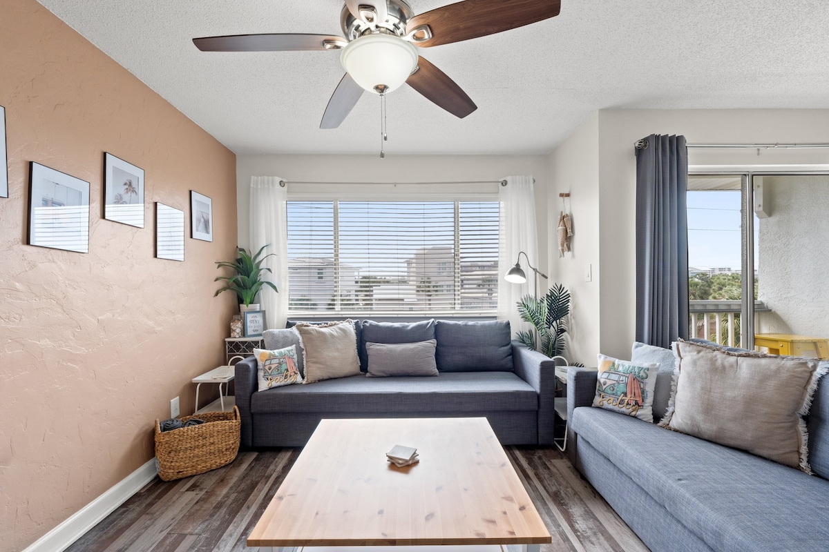 Living Room - 65" Smart TV - 2 Queen Sleeper Sofas - Linens Provided