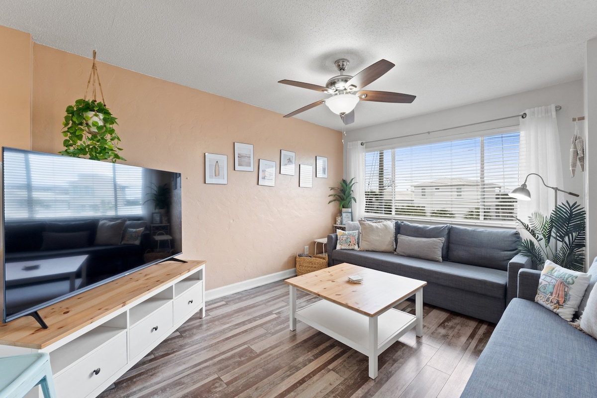 Living Room - Smart TV - 2 Queen Sleeper Sofas - Linens Provided