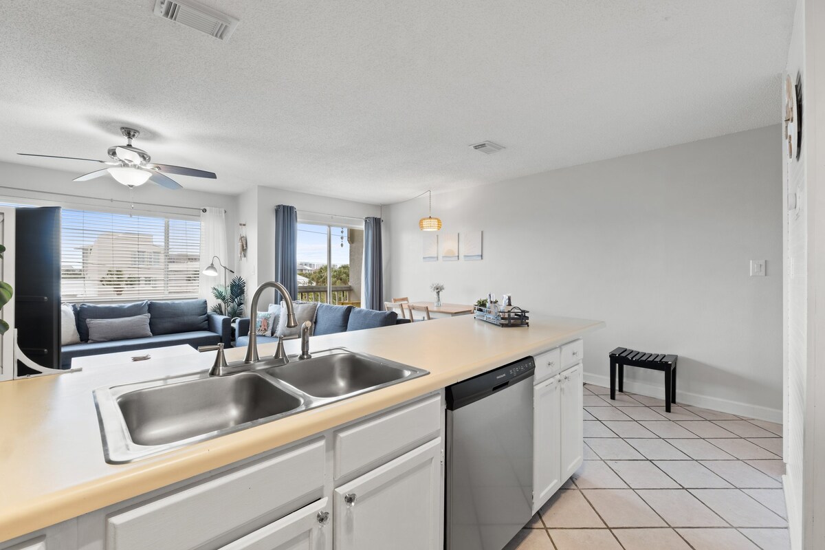 Fully Equipped Kitchen with Additional Seating